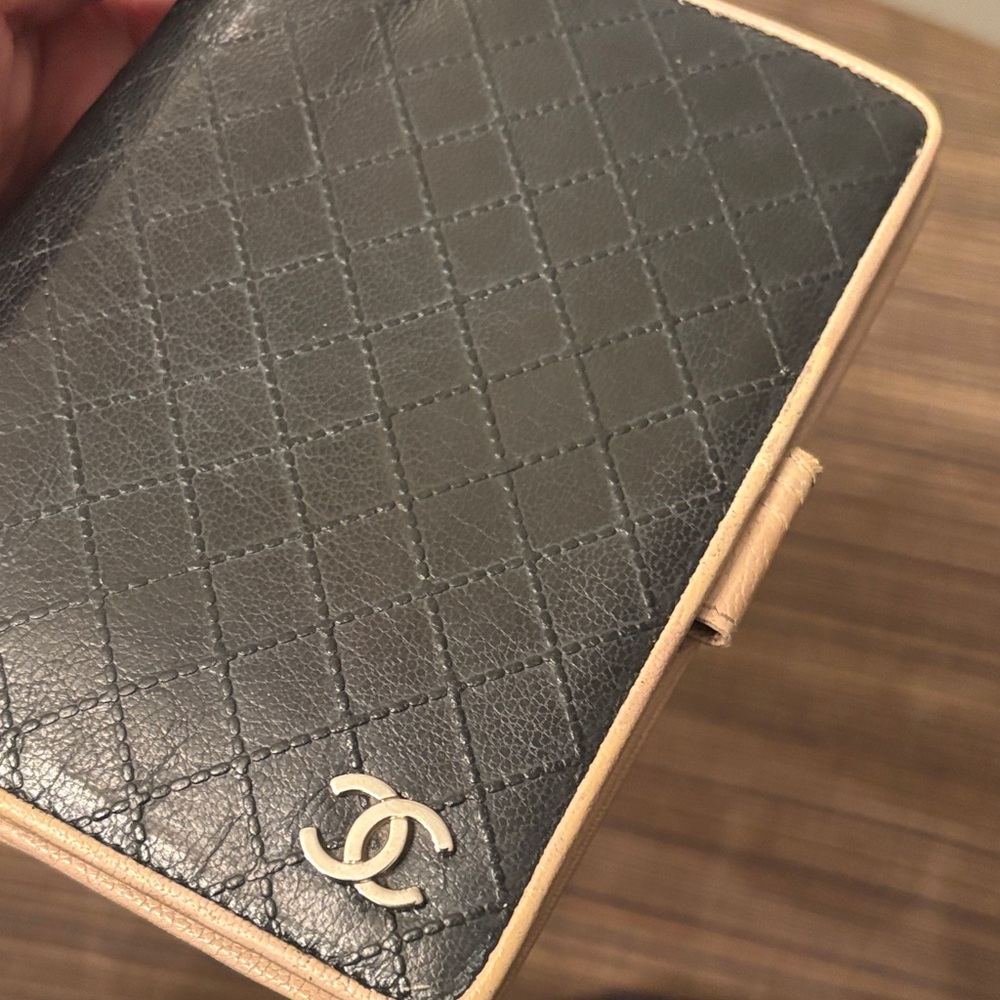 CHANEL Black Quilted and beige Leather agenda wallet with Silver CC hardware - Picture 2 of 5
